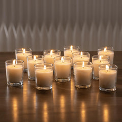 Housecret vela encendida en mesa, crea ambiente cálido y sin aroma