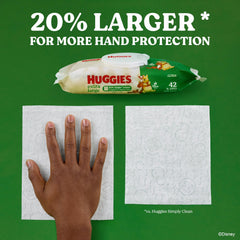 HUGGIES toallitas en uso sobre cambiador limpiando piel del bebé con suavidad