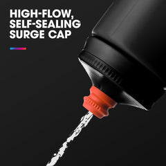 HydraPak botella colocada en portabidón durante un paseo, segura y accesible