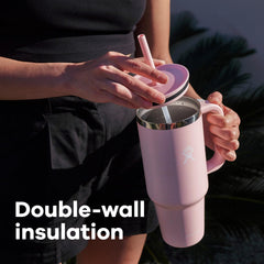 Hydro Flask colocado en portavasos de coche, ideal para viajes