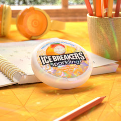 Ice Breakers lata junto a objetos para comparar tamaño y portabilidad