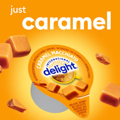 International Delight vertiendo creamer en taza de café para un macchiato cremoso