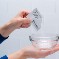 INVISALIGN alineador sumergido en agua enseñando proceso de limpieza seguro