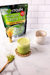 ITO EN preparación de matcha latte cremoso servido, sabor instantáneo