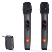 JBL frontal del kit con dos micrófonos mostrando conectividad y portabilidad