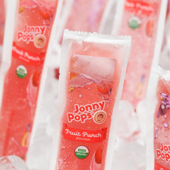 JonnyPops close-up fruit punch señalando mezcla frutal y sabor festivo