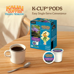 Kauai Coffee vertido a taza destacando color y cuerpo equilibrado del café