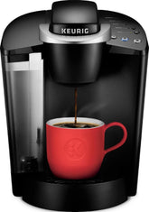 Keurig vista frontal negra mostrando diseño compacto y fácil acceso
