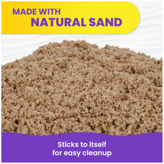 Kinetic Sand arena fluyendo entre manos para un efecto sensorial relajante