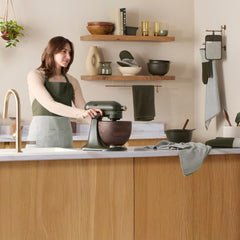 KitchenAid protector en uso sacando bandeja del horno para seguridad y control