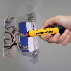 Klein Tools detalle de la guía gráfica del comprobador GFCI para interpretación inmediata