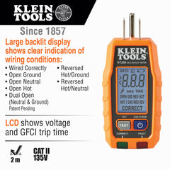 Klein Tools RT250 conectado a una toma realizando prueba GFCI segura