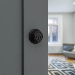 Kwikset detalle del pestillo ajustable que facilita instalación