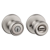 Kwikset pomo Tylo frontal en puerta mostrando diseño clásico y seguridad