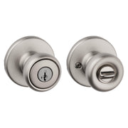 Kwikset pomo Tylo frontal en puerta mostrando diseño clásico y seguridad