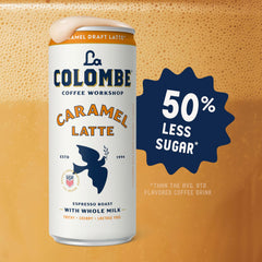 La Colombe lata abierta vertiendo latte frío en vaso frío