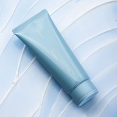 LANEIGE primer plano de la espuma cremosa que muestra textura hidratante