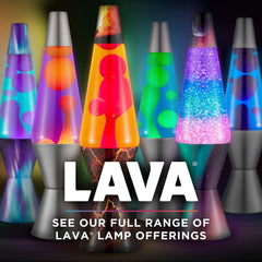 Lava Lite lámpara encendida en escritorio creando ambiente inspirador