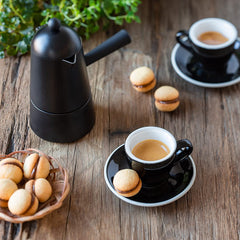 Lavazza Qualità Oro lata abierta con café molido listo para preparar