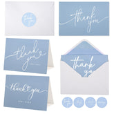 Layneria frontal del paquete con tarjetas azul claro y sobres, aspecto profesional