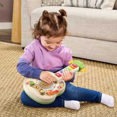 LeapFrog mano infantil rasgueando cuerdas para estimular coordinación