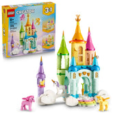 LEGO castillo unicornio frontal mostrando torres y escalera arcoíris para juego creativo