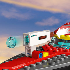 LEGO lancha en llamas flotando en agua demostrando juego acuático