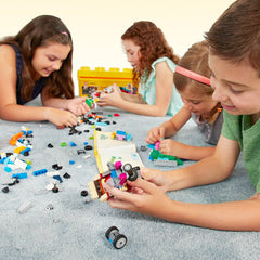 LEGO placa base verde con modelos de tren y coche listos para jugar
