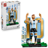 LEGO Messi vista frontal del set montado mostrando la pose de victoria y detalle realista