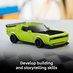 LEGO Dodge Challenger con minifigura piloto posada listo para carreras