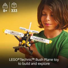 LEGO Technic enfoque en la hélice y palanca de activación que añade realismo