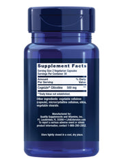 Life Extension cápsulas en primer plano destacando forma vegetariana