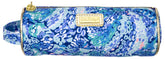Lilly Pulitzer pouch vista frontal con estampado Wave After Wave, práctico para viaje