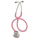 Littmann tubo Pearl Pink y pecho frontal mostrando diseño ligero y profesional