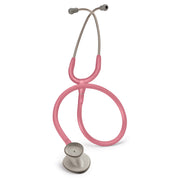 Littmann tubo Pearl Pink y pecho frontal mostrando diseño ligero y profesional