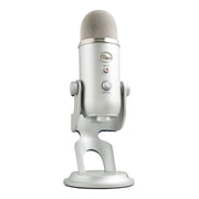 Blue Yeti frontal en plata mostrando diseño robusto y claridad de voz