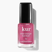 LONDONTOWN envase frontal Sheer Strength Hibiscus mostrando color y beneficio fortalecedor