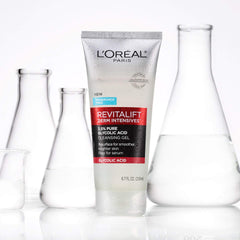 Mujer aplicando L'Oreal Paris Revitalift en el rostro como paso de limpieza diaria
