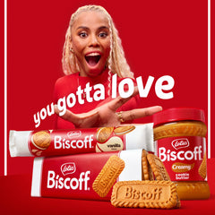 Galleta Lotus Biscoff sostenida en mano, demuestra tamaño y conveniencia para llevar