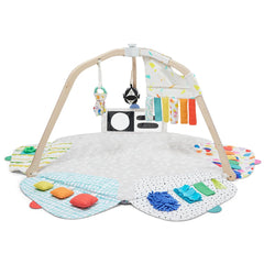 Lovevery tiras fijadas al Play Gym demostrando seguridad y ampliación del juego