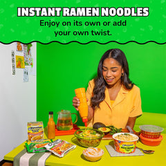 Sobre de condimento Maruchan Picante Chicken abierto que potencia el sabor picante