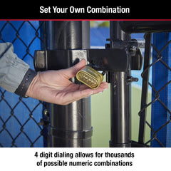 Master Lock candado cerrado en portón ofreciendo seguridad exterior
