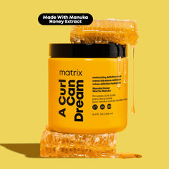 MATRIX crema aplicada en rizos naturales mostrando definición y elasticiadad