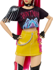 Mattel Mira detalle del top con hombreras, cinturón de cadena y amuleto norigae