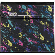 Mead Trapper Keeper vista frontal con diseño Paint Splatter y cierre seguro
