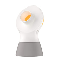 Medela conector ensamblado en bomba demostrando ajuste seguro y cerrado