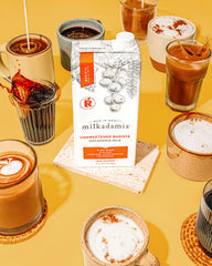 Milkadamia vertido sobre capuchino mostrando textura y sabor neutro
