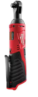 Milwaukee carraca frontal mostrando gatillo y luz LED para visibilidad en trabajo