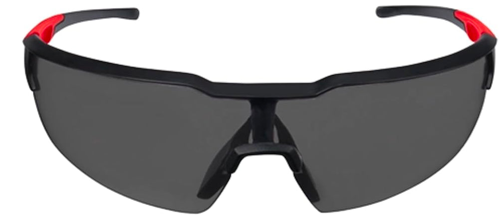 Milwaukee gafas de seguridad vista frontal con marco negro y lentes tintadas, protección cómoda