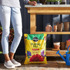 Miracle-Gro mezcla en maceta con flores para más floración vibrante